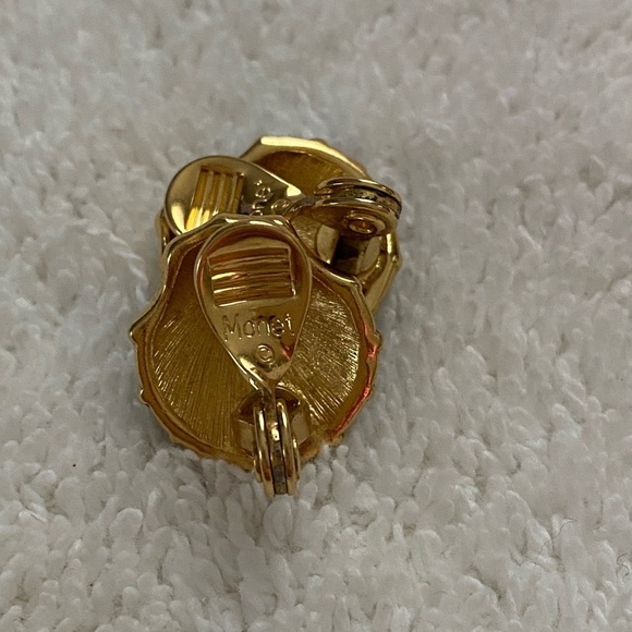 Monet Clip on Black and Gold Art Deco Shell Earrings - Picture 4 of 5